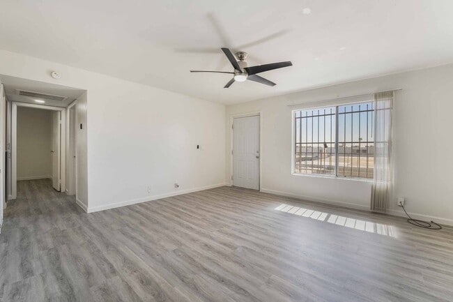 Building Photo - Modern Condo: Remodeled Elegance Awaits!