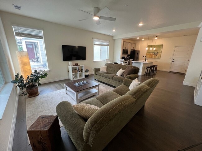 Photo - Students Welcome! 2 Story townhome in Registry Ridge---furnished option available
