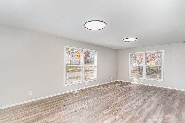 Photo - 355 Crestwood Ct