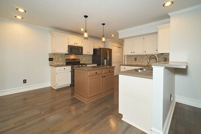 Photo - 4 BR with Great Floorplan in Carmel Schools! House