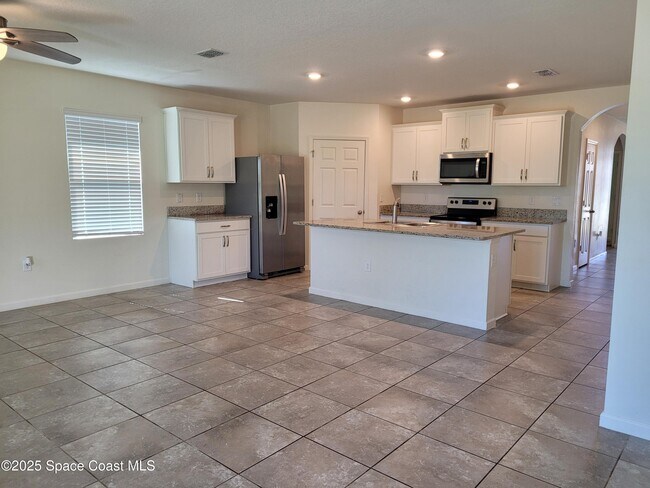 Photo - 760 Acadia Ct SE