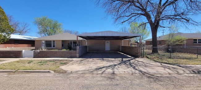 Building Photo - LARGE HOME WITH MANY UPDATES