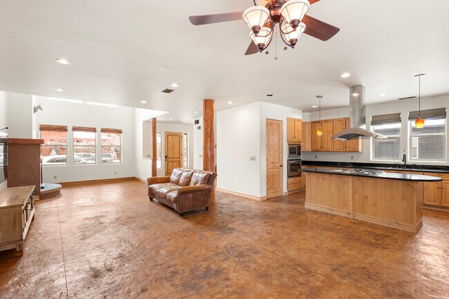 Photo - 211 Juniper Ct