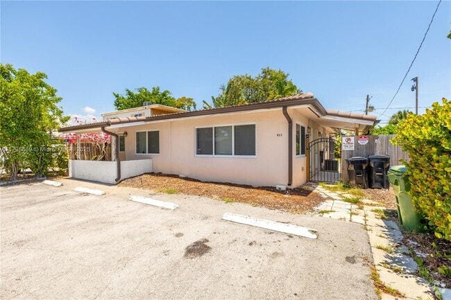 Building Photo - 911 NE 17th Ct Unit 1 Rental