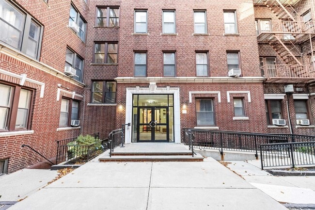Building Photo - 277 Harrison Ave Unit C8