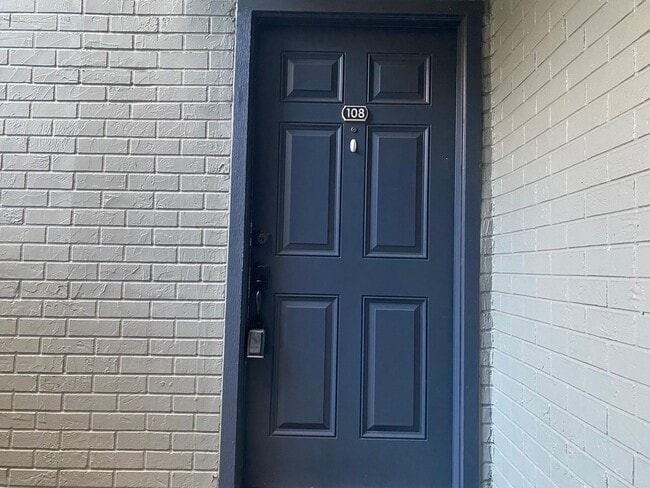 Photo - ** Move in Special HALF off your first months rent** FABULOUS 2 Bedroom/1 Bath Condo!!