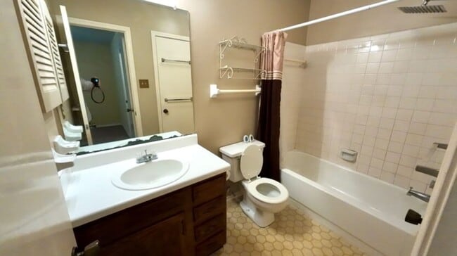 Photo - 5900 Grelot Rd