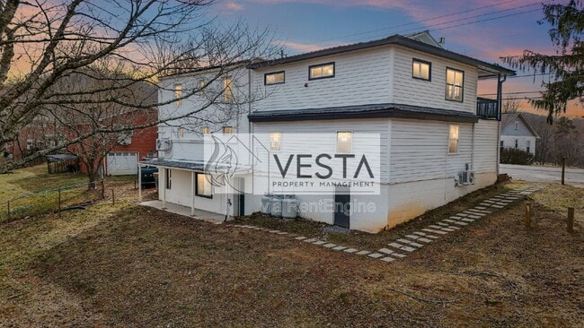 Building Photo - 2383 Dutch Cove Rd Unit 3