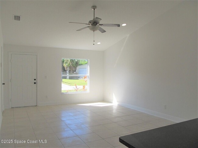 Photo - 551 Poplar St SE