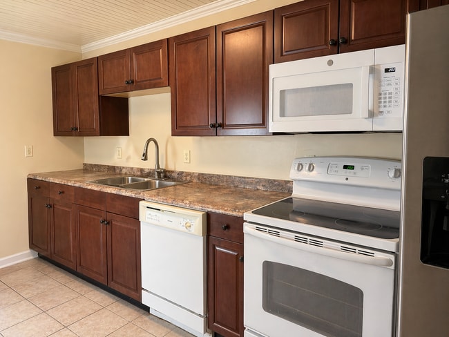 Photo - Beautiful 3 Bedroom Townhome in Lancaster - First Floor Washer/Dryer!