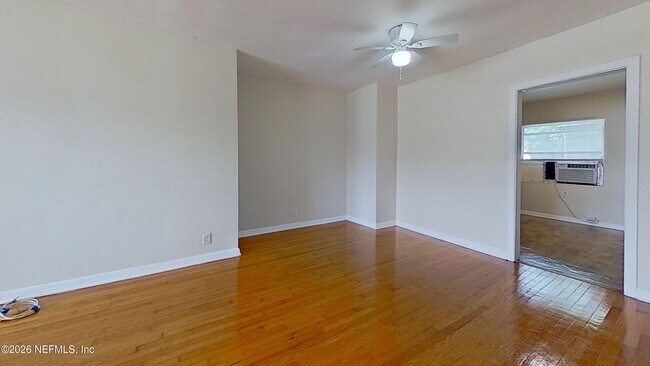 Photo - 1464 Holmesdale Rd
