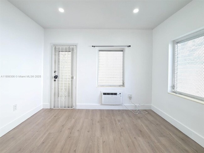 Building Photo - 544 Michigan Ave Unit 4
