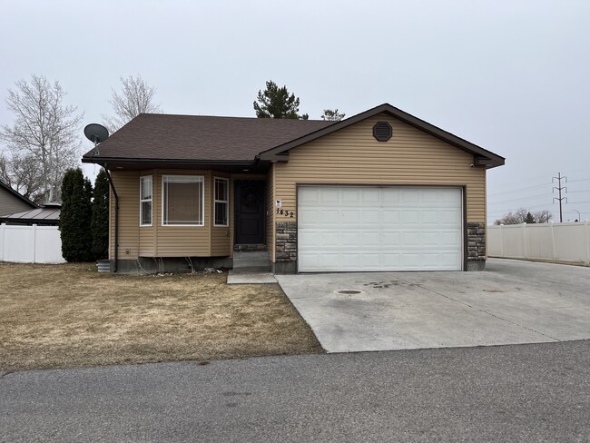 Building Photo - 1432 Falcon Dr Rental