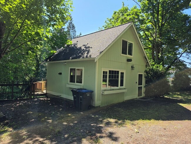 Building Photo - Loft Style Cottage in Indianola