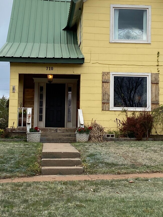 Historic home on peaceful main street. - 710 N Main St House