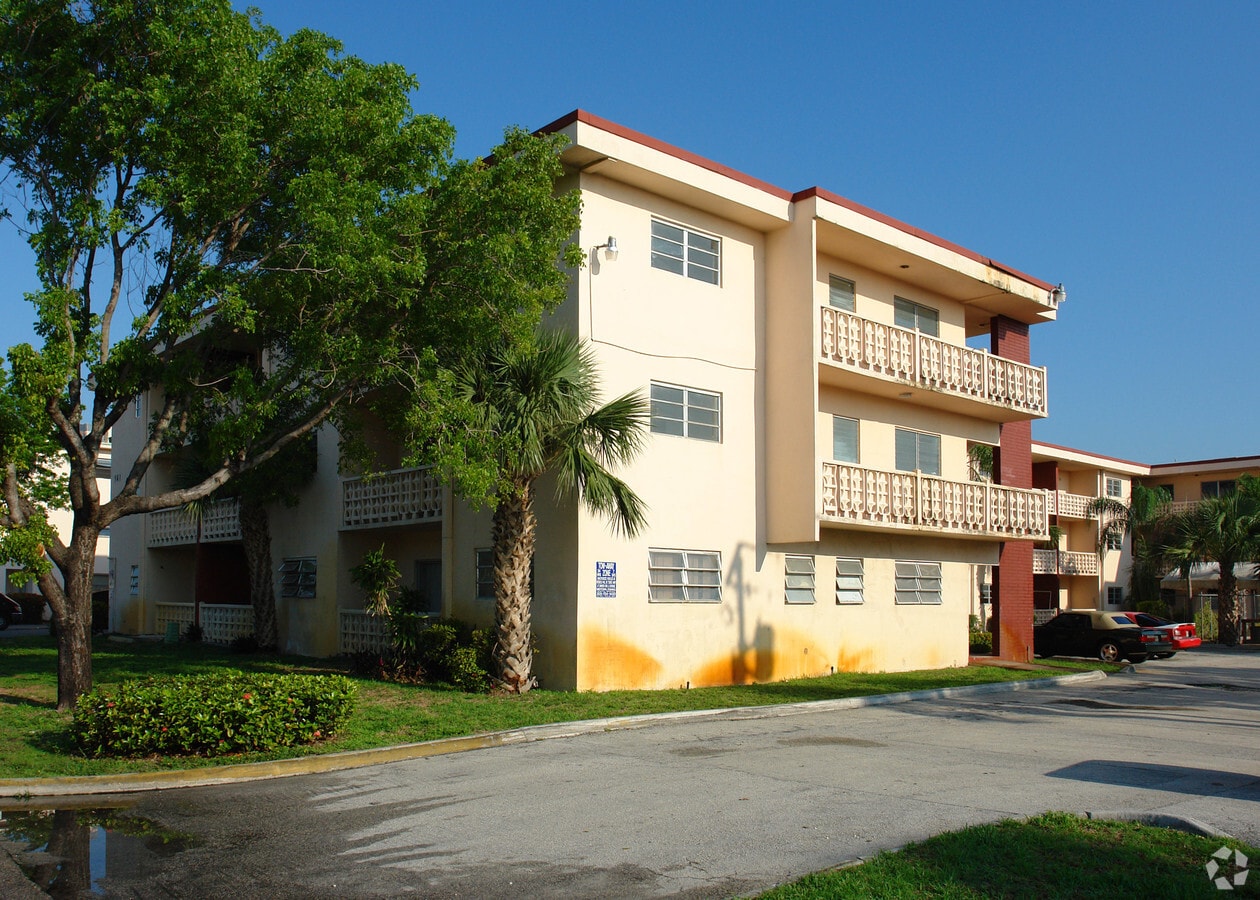 Colonial Sunset Apartments - Colonial Sunset Apartments
