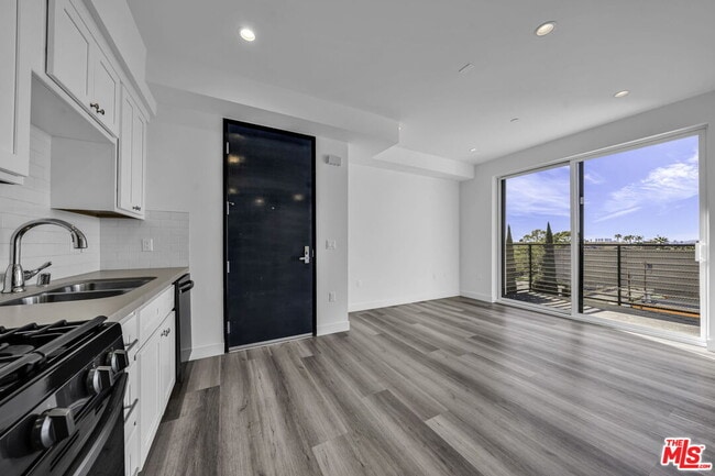 Photo - 667 N Wilton Pl Unidad 504