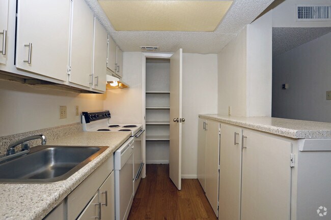 660SF_One Bedroom_Kitchen