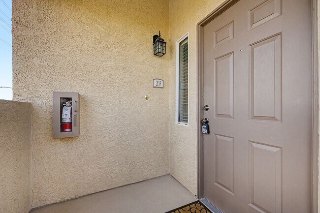 Photo - 2 BEDROOM CONDO WITH MOUNTAIN VIEWS!