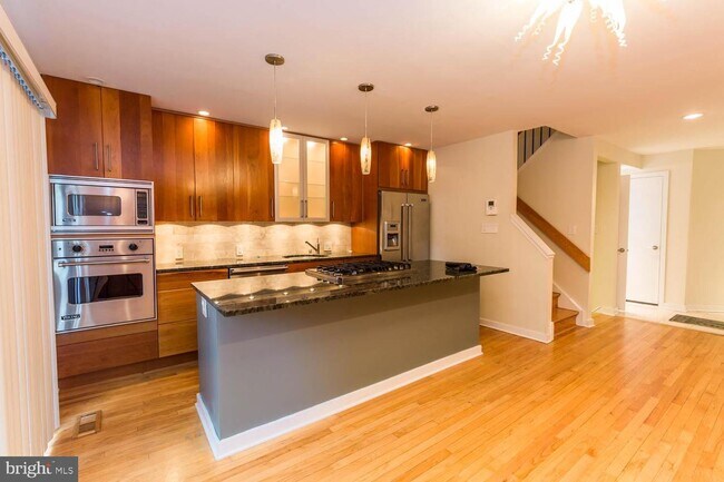 Photo - 213 Bainbridge St Townhome