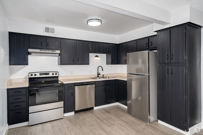 2BR, 1BA - 955SF - Kitchen