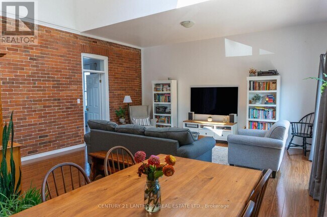 Photo - 128 Picton Main St