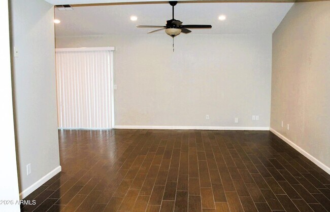 1016 E Rose Ln