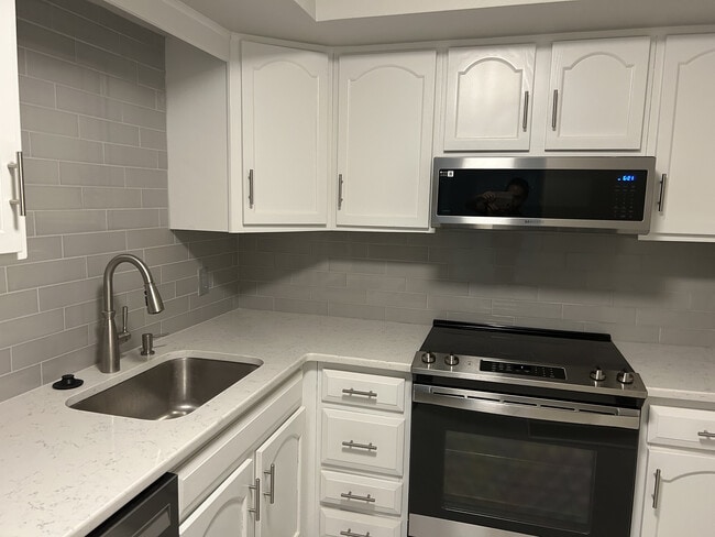 Kitchen - 33 Windemere Apartments