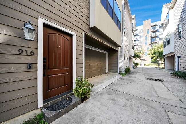 Photo - 916 W 20th St