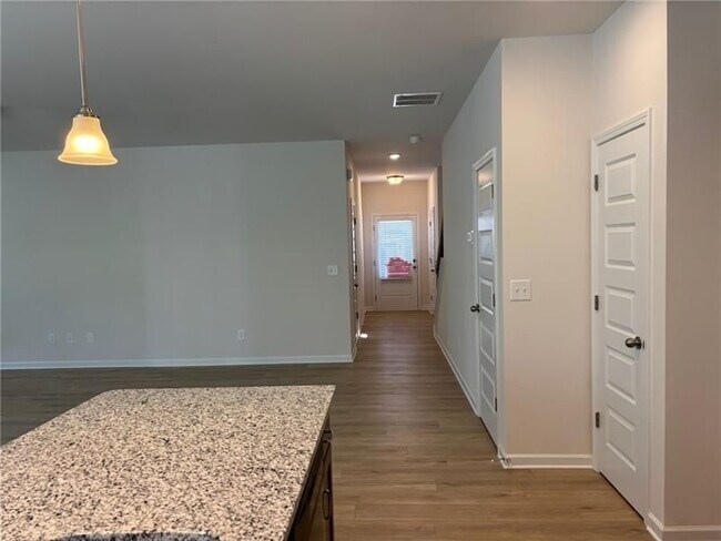 Photo - 701 Shetland Trl