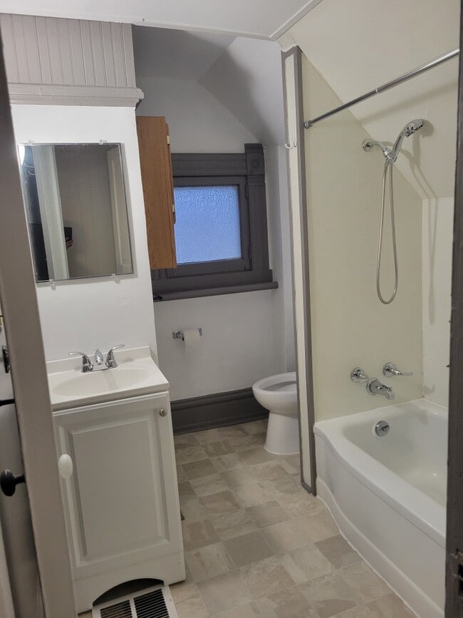 Baño - 1103 Harlem Blvd Unidad 2, upper
