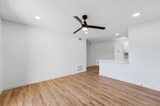 Photo - 1942 S Emerson Unidad 107