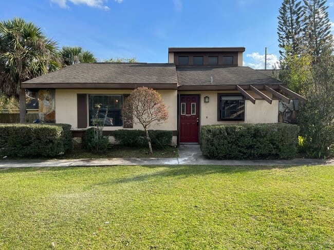 Building Photo - Updated & Remodeled 2/2 Townhouse in Kissi...