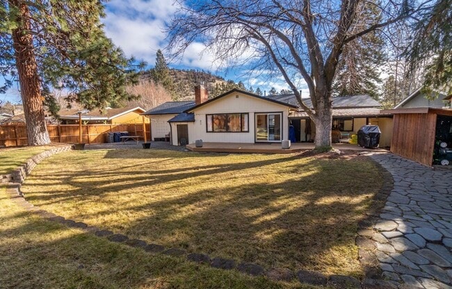 Photo - 665 NE 12th St