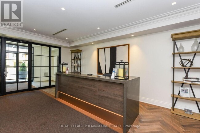 Photo - 571 Prince Edward Dr N Unité 406