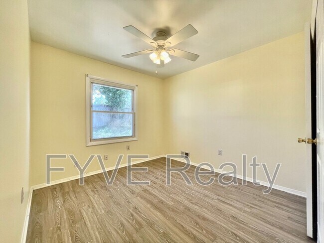 Photo - 649 Chapelview Dr
