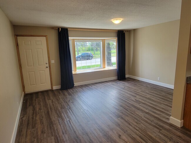 Photo - 228-226 6 Ave