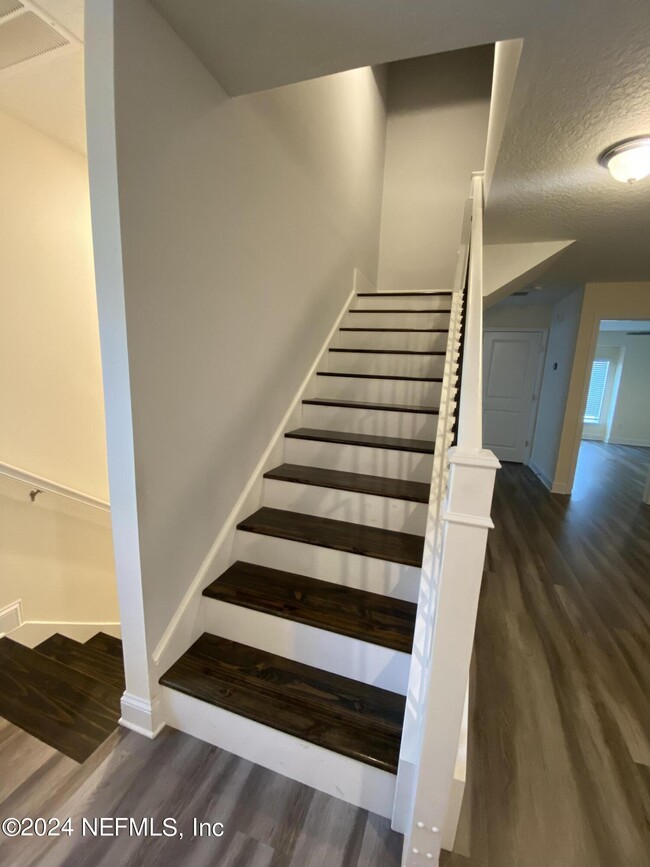 Photo - 130 Clifton Bay Lp