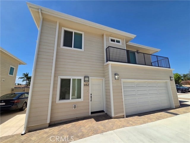 652 W Grand Ave