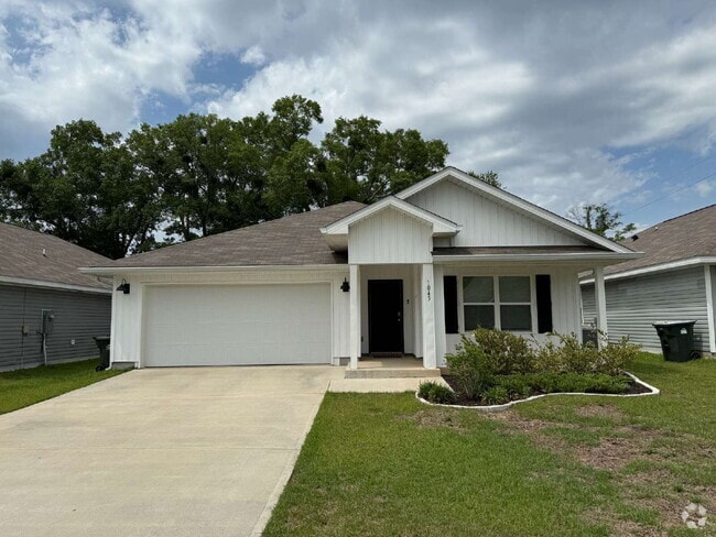 Building Photo - Spacious 4-Bedroom Rental in Quiet Pensaco...
