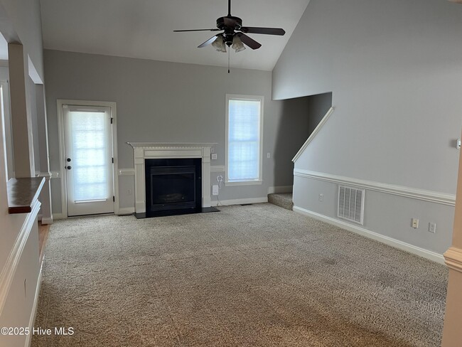 Photo - 333 Daisy Ln