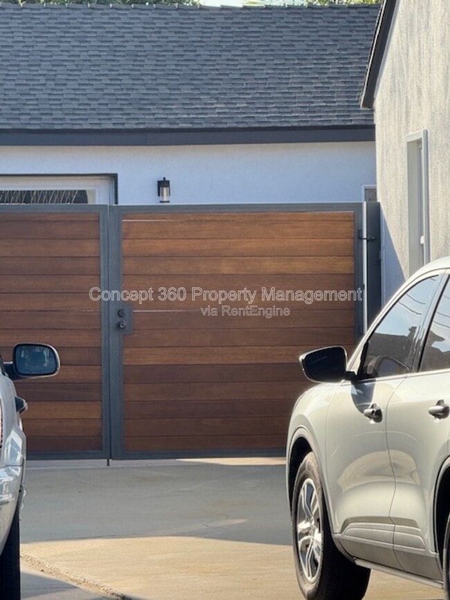 Photo - 2061 Lomina Ave