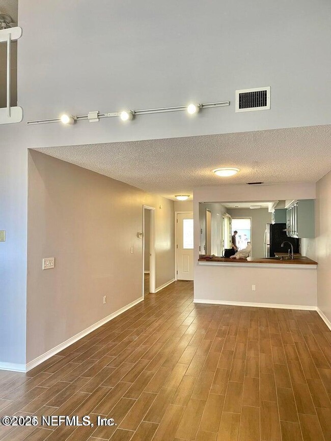 Photo - 1185 W Romaine Cir