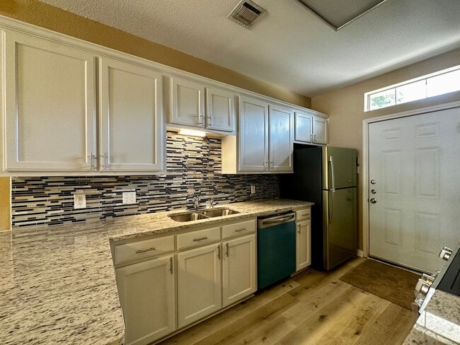 Photo - 4/4 Duplex in the Baylor Bubble! Unit A