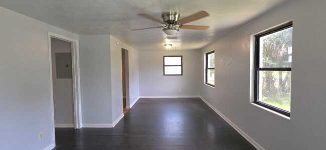 Photo - 2011 W 5th St