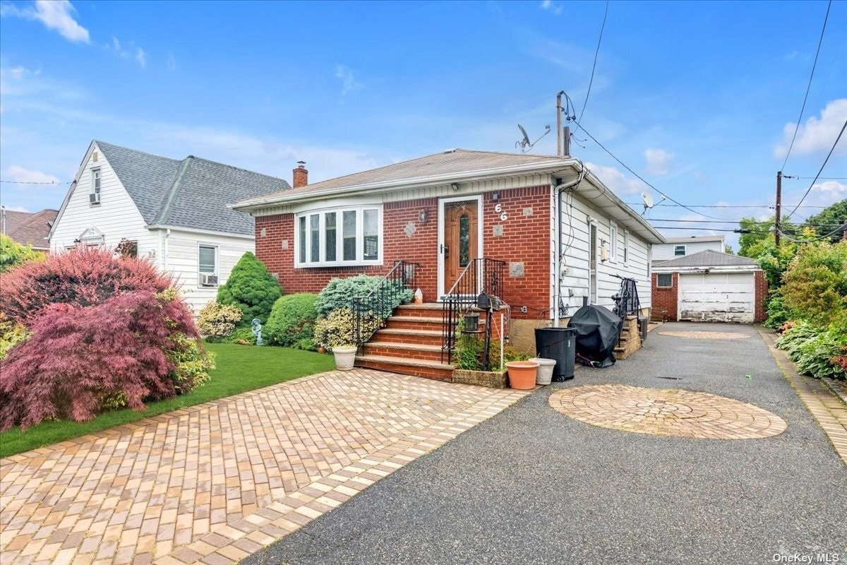 66 Francis Ct House House Rental in Elmont, NY