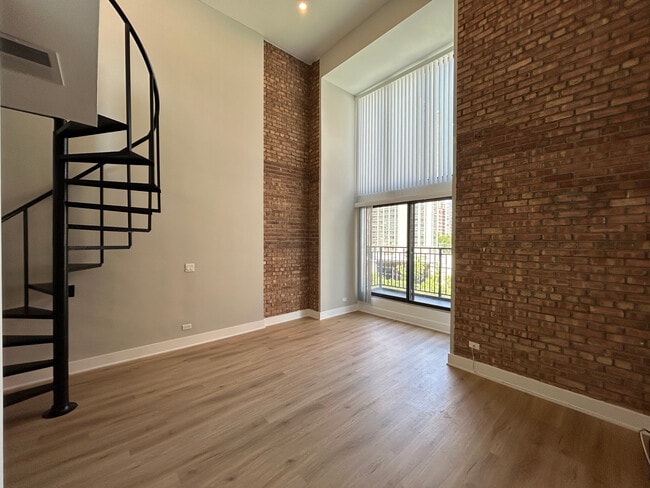 Building Photo - 1214 N La Salle Dr