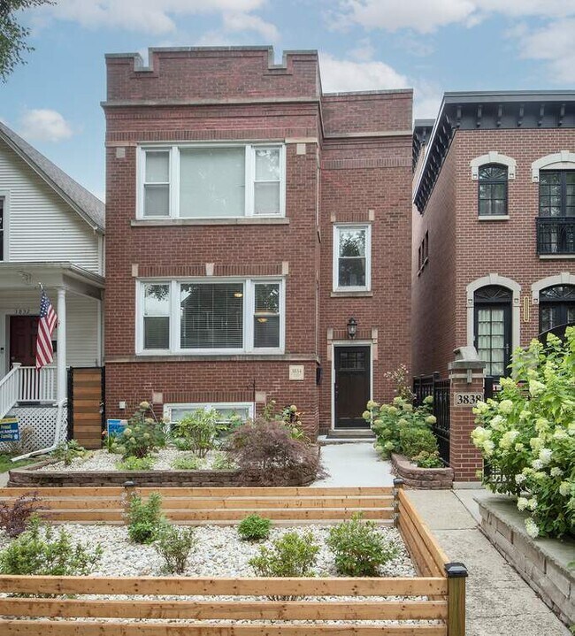 Building Photo - 3834 N Hermitage Ave Unit 1