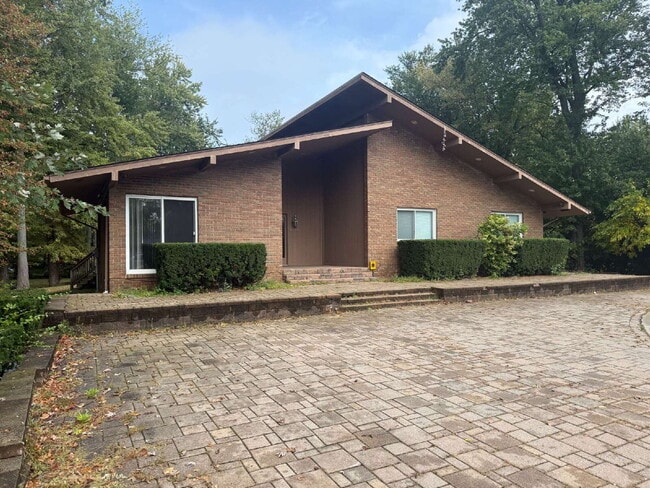 Building Photo - "Spacious 4-Bedroom Gem with 3 Full Baths ... Rental