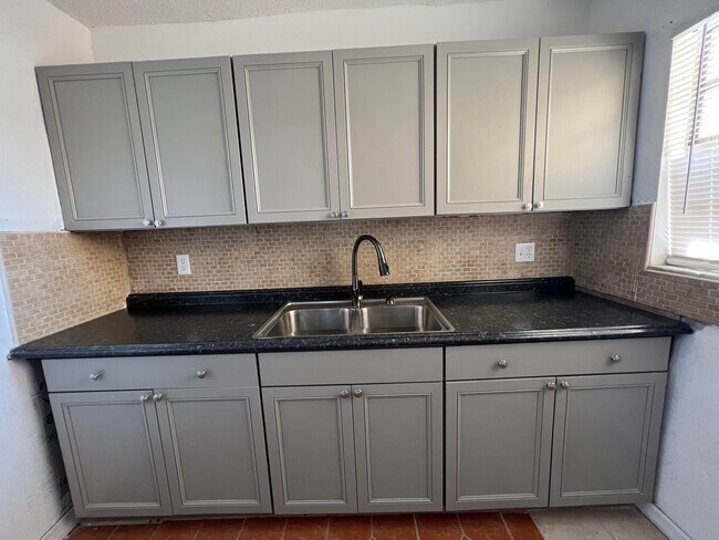 Photo - 922 5th St Apartamentos